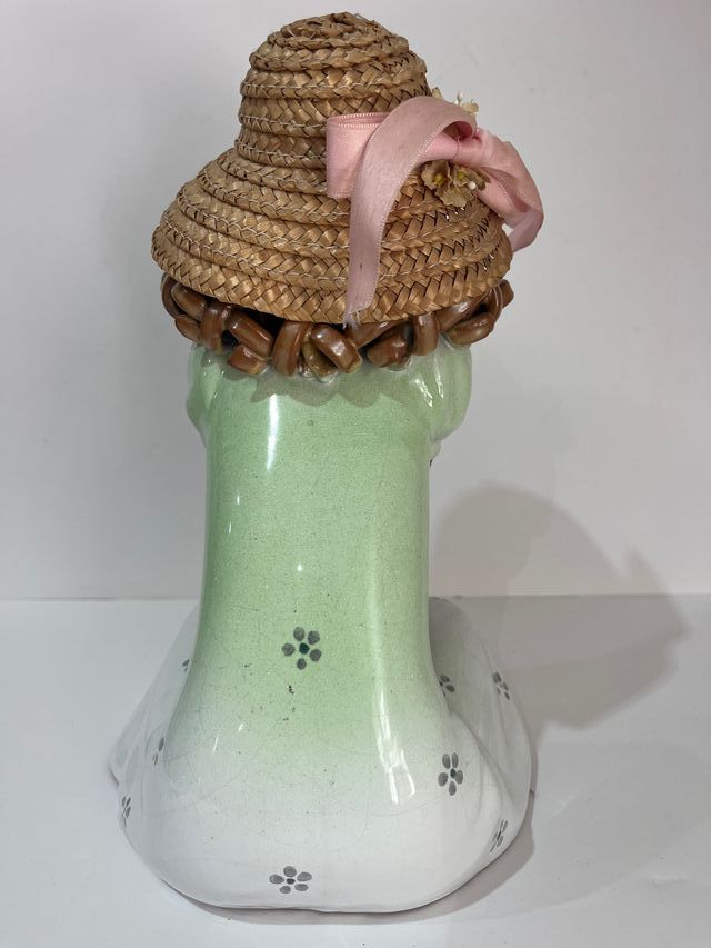Muñeca de porcelana con sombrero