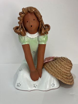 Muñeca de porcelana con sombrero