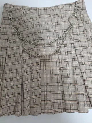 Falda Plisada Talla XS con Cadena