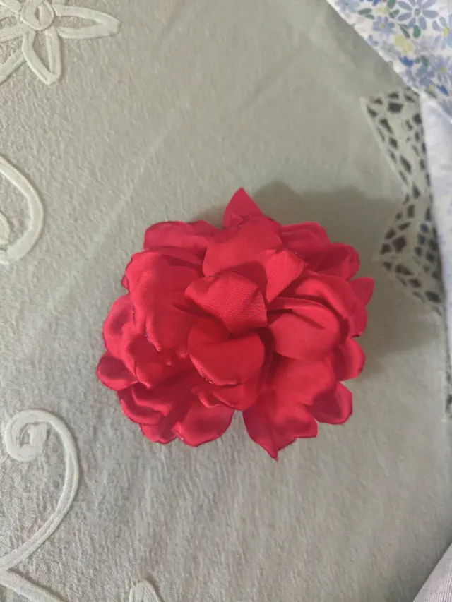 Broche flor roja