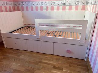 Dormitorio infantil, cama, estantería y cajones.