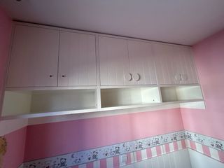 Dormitorio infantil, cama, estantería y cajones.