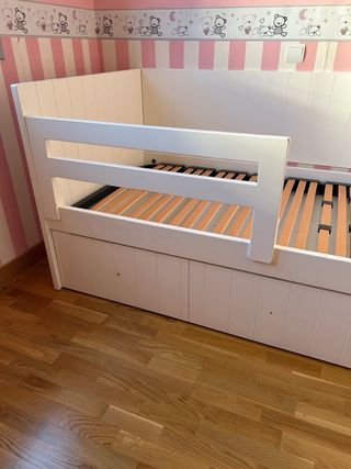 Dormitorio infantil, cama, estantería y cajones.