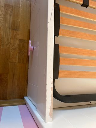 Dormitorio infantil, cama, estantería y cajones.