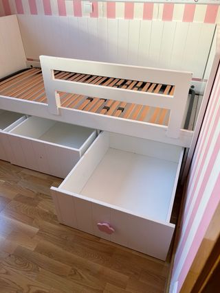 Dormitorio infantil, cama, estantería y cajones.