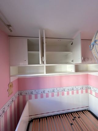 Dormitorio infantil, cama, estantería y cajones.