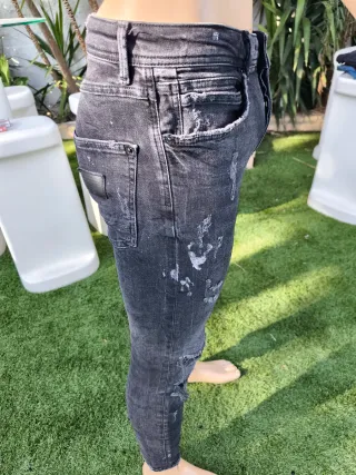 Pantalones vaqueros Zara negros desgastados