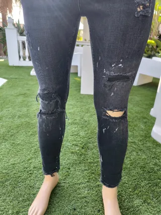 Pantalones vaqueros Zara negros desgastados
