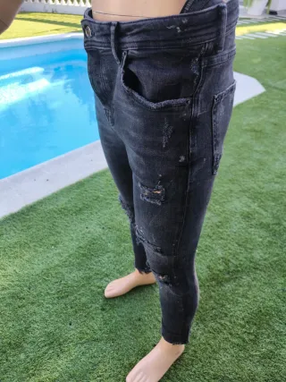 Pantalones vaqueros Zara negros desgastados