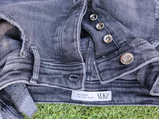 Pantalones vaqueros Zara negros desgastados