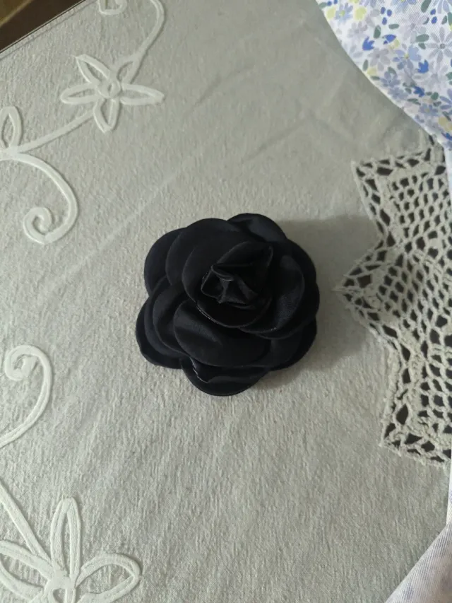 Broche flor camelia tela negro