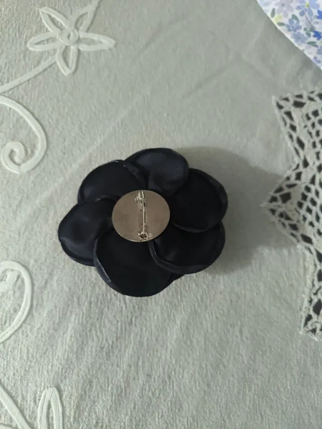 Broche flor camelia tela negro