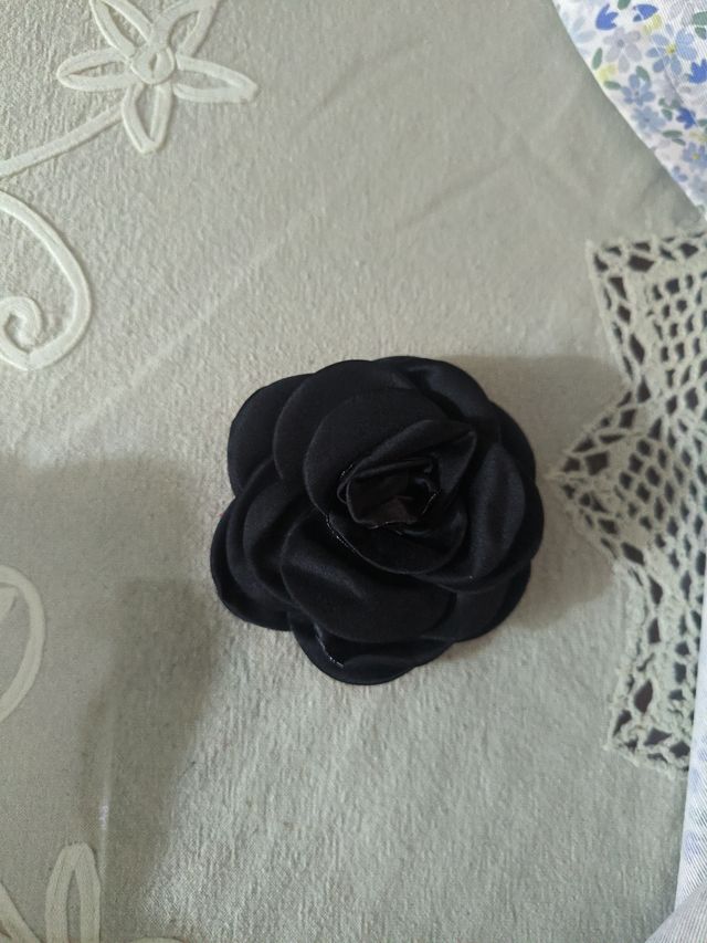 Broche flor camelia tela negro
