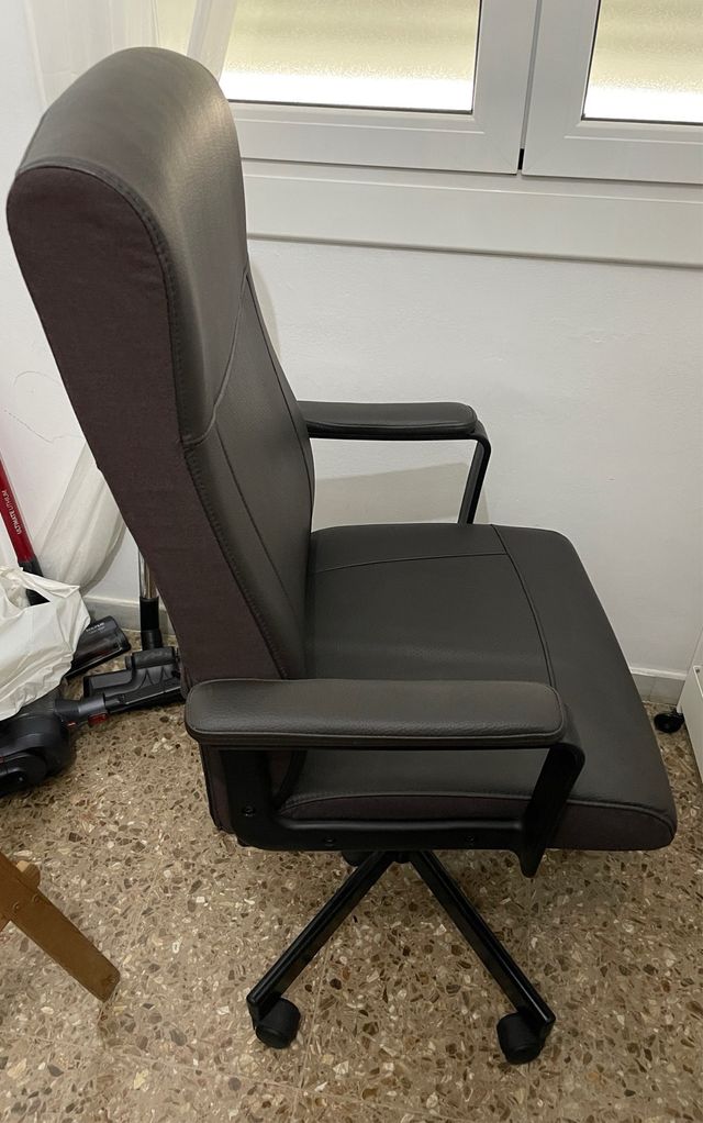 Silla giratoria Ikea MILLBERGET marrón oscuro