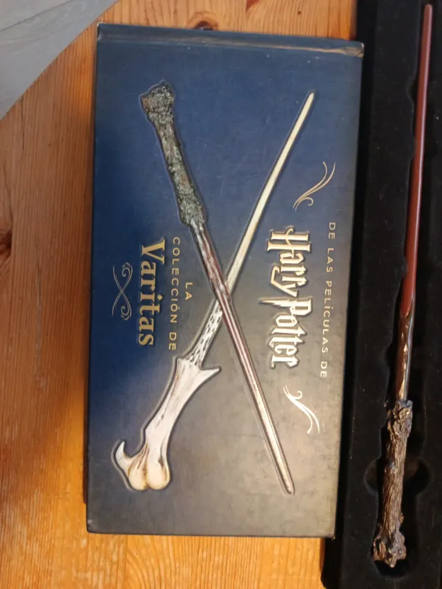 Lote Harry Potter: libro colección varitas+varita