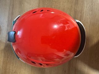 Casco de esquí rojo con gafas