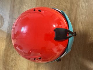Casco de esquí rojo con gafas
