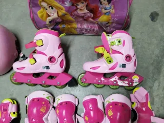 Patines en línea rosas con protecciones y bolso