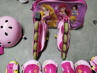 Patines en línea rosas con protecciones y bolso