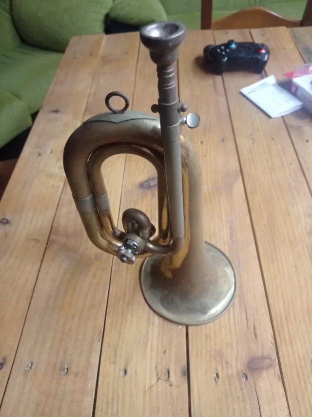 Corneta de latón con funda 