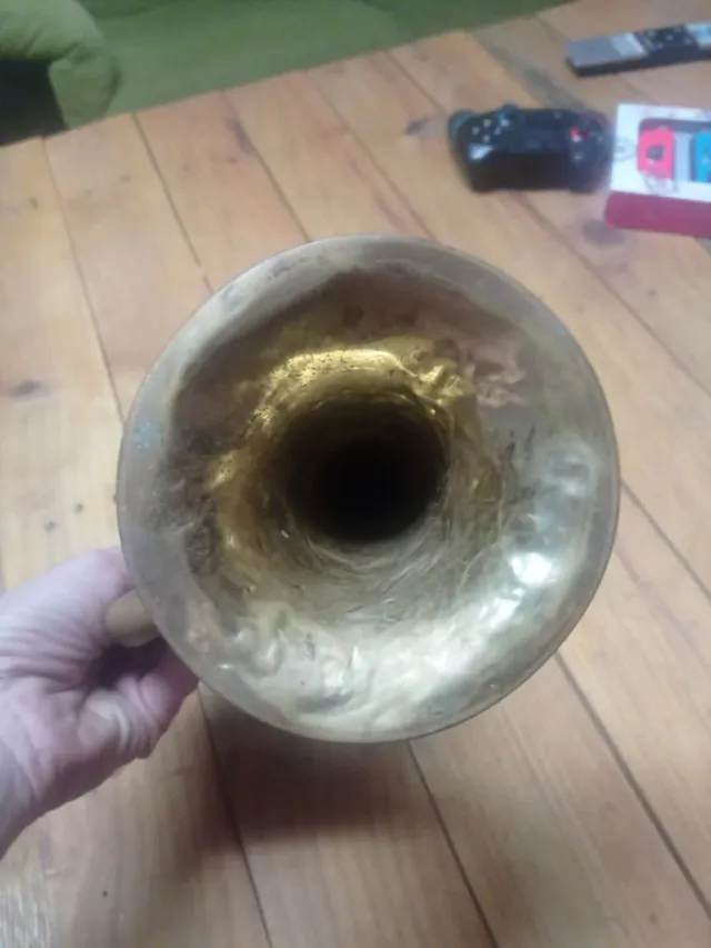 Corneta de latón con funda 