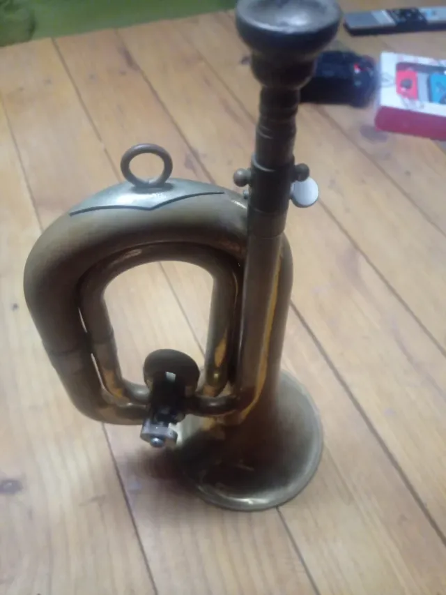 Corneta de latón con funda 