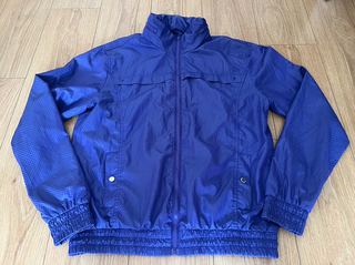 chaqueta impermeble morada con y sin capucha