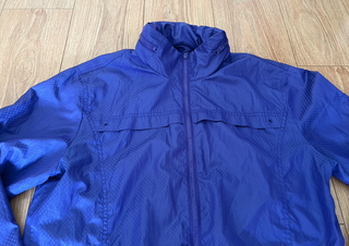 chaqueta impermeble morada con y sin capucha