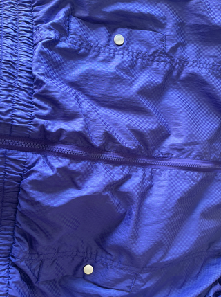 chaqueta impermeble morada con y sin capucha