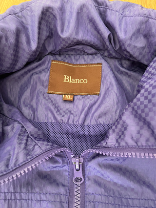 chaqueta impermeble morada con y sin capucha