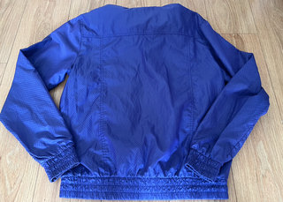 chaqueta impermeble morada con y sin capucha