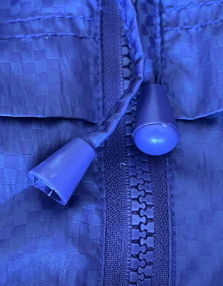 chaqueta impermeble morada con y sin capucha