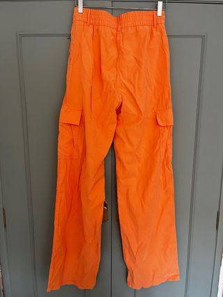 Pantalones cargo naranjas