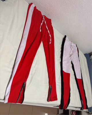 Pantalones deportivos rojos y blancos