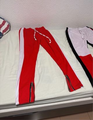 Pantalones deportivos rojos y blancos