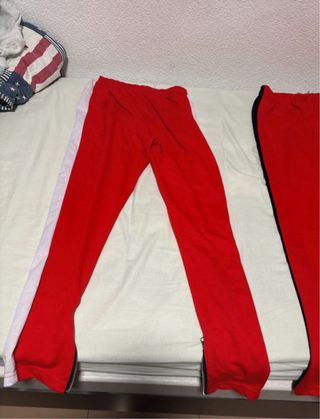 Pantalones deportivos rojos y blancos