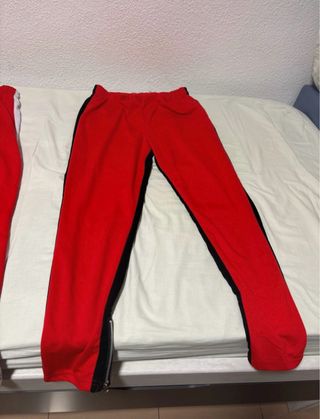 Pantalones deportivos rojos y blancos