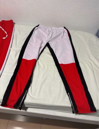 Pantalones deportivos rojos y blancos
