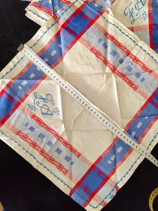 Mantelería marfil azul rojo con 7 serv.