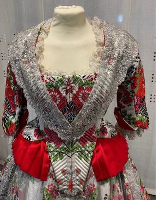 Traje de Fallera Adulta en perfecto estado 