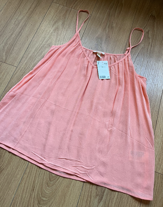 camiseta de tirantes naranja de H&M con etiqueta