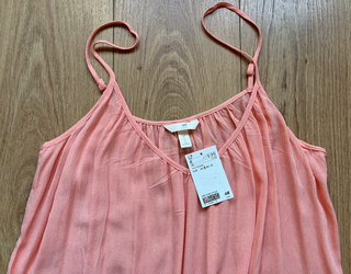 camiseta de tirantes naranja de H&M con etiqueta