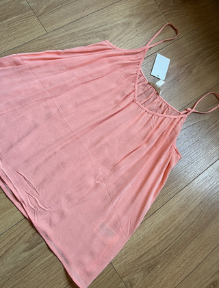 camiseta de tirantes naranja de H&M con etiqueta