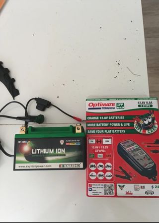 Cargador Optimate LFP y Batería Litio Skyrich