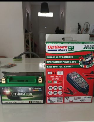 Cargador Optimate LFP y Batería Litio Skyrich