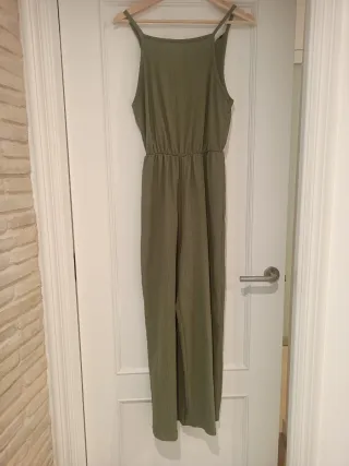 Mono Bershka verde oliva