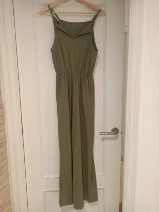 Mono Bershka verde oliva