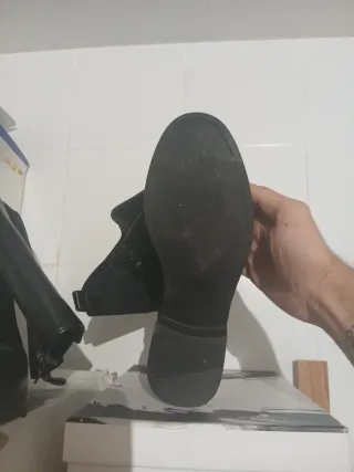 Botas altas negras con hebilla dorada