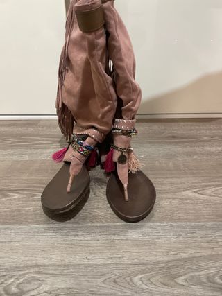 Botas estilo boho con flecos y sandalias