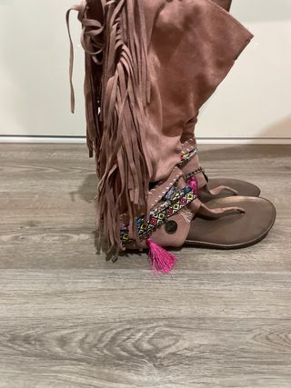 Botas estilo boho con flecos y sandalias
